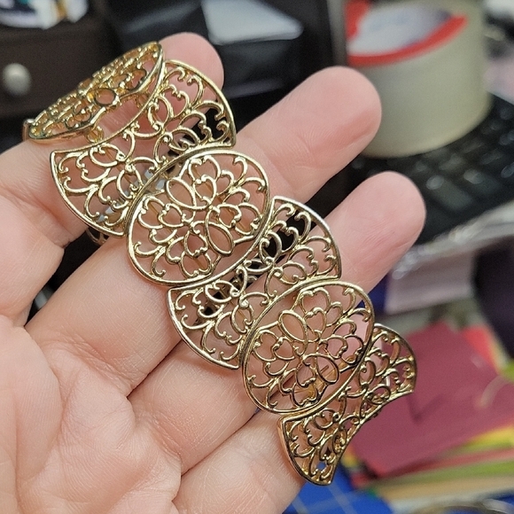Monet Gold Tone Filigree 8" Stretch Bracelet - Picture 1 of 2